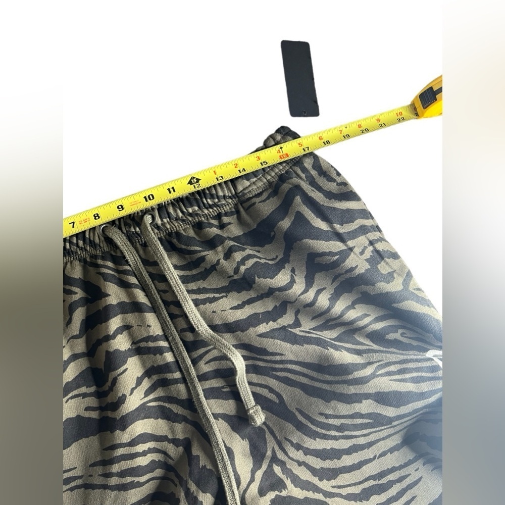 Ed Hardy Men’s Zebra Camo Jogger Sweatpants - Picture 6 of 11